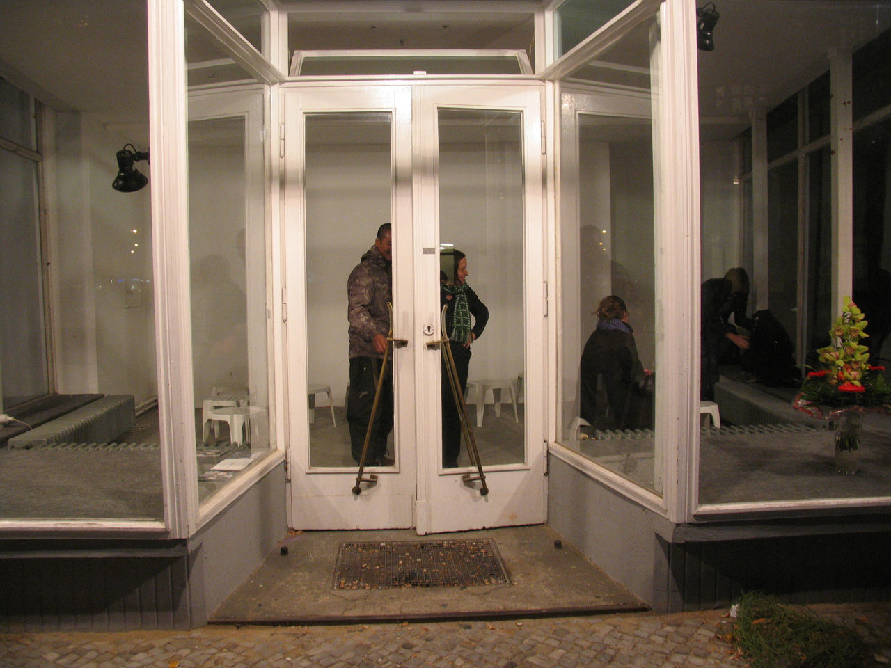 Photographic documentation of RYLLEGA Berlin (Nguyen Anh Tuan, Veronika Radulovic and visitors at the Volksbühne Berlin, 16 September 2008)